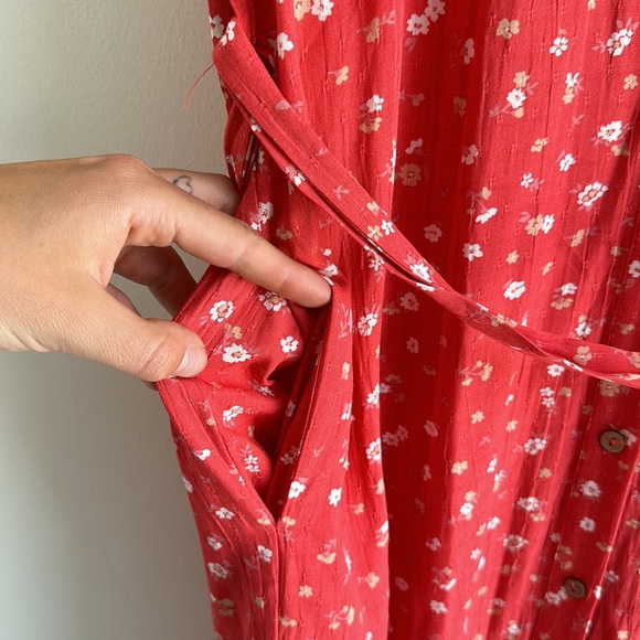 SADIE & SAGE | Long V-Neck Floral Dress with Belt and Pockets - Picture 10 of 10